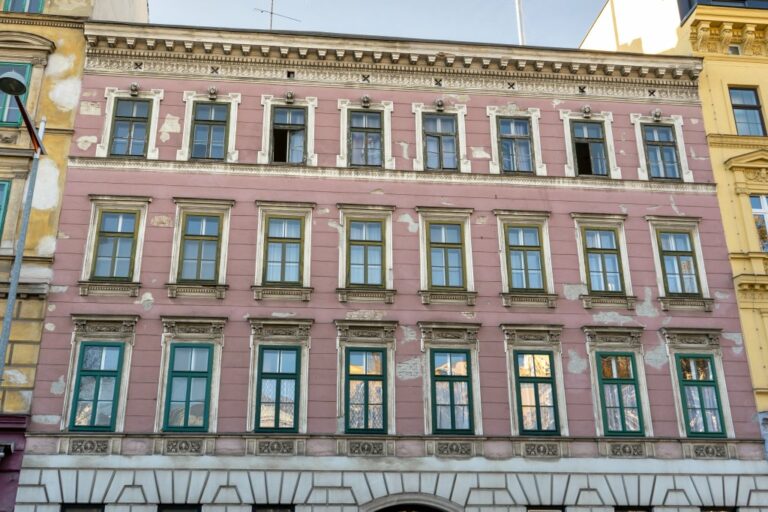 Gründerzeithaus im Stil des Historismus in Wien, Rudolfsheim-Fünfhaus, sanierungsbedürftige Fassade