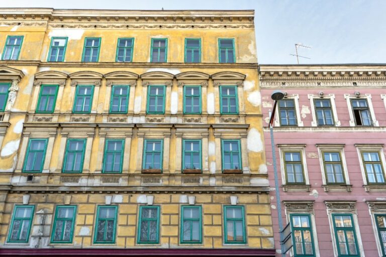Gründerzeithäuser mit sanierungsbedürftigen Fassaden in 1150 Wien