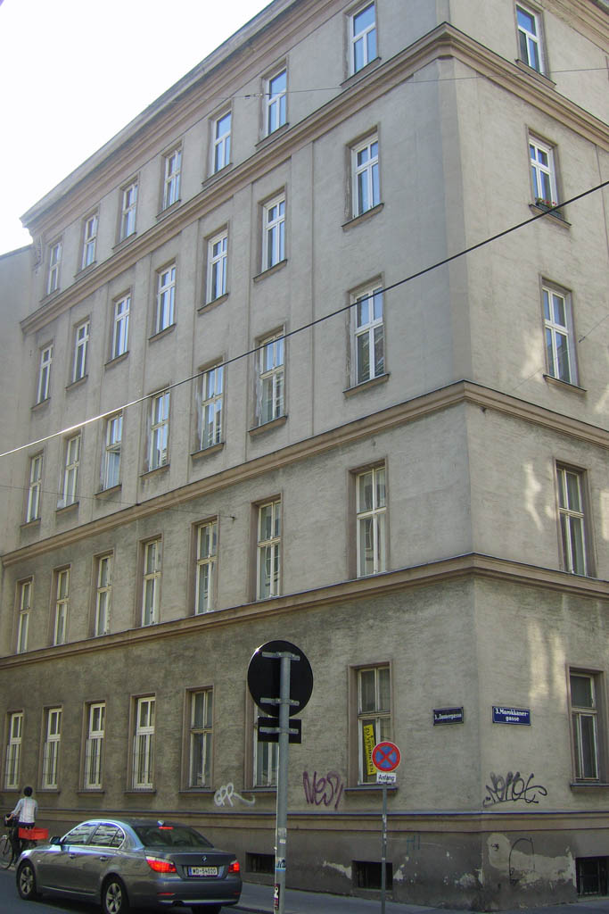 Gründerzeithaus in Wien-Landstraße mit abgeschlagenem Fassadenschmuck