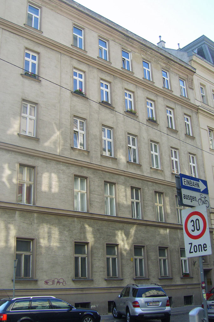 Gründerzeithaus in Wien-Landstraße mit abgeschlagenem Fassadenschmuck