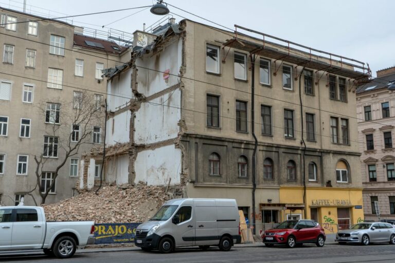 links Haus nach dem Abriss, rechts Abbruchhaus, Radetzkystraße, Wien-Landstraße