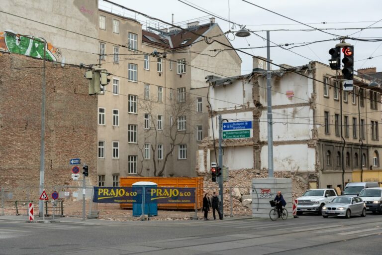 links Haus nach dem Abriss, rechts Abbruchhaus, Wien-Landstraße, Dampfschiffstraße, Franzensbrücke