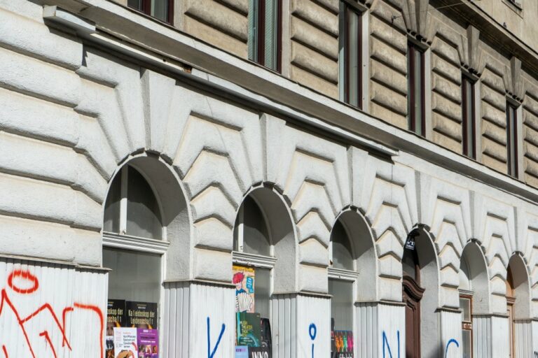 Fassade des Gründerzeithauses in der Rienößlgasse 24 am Hugo-Wiener-Platz in 1040 Wien