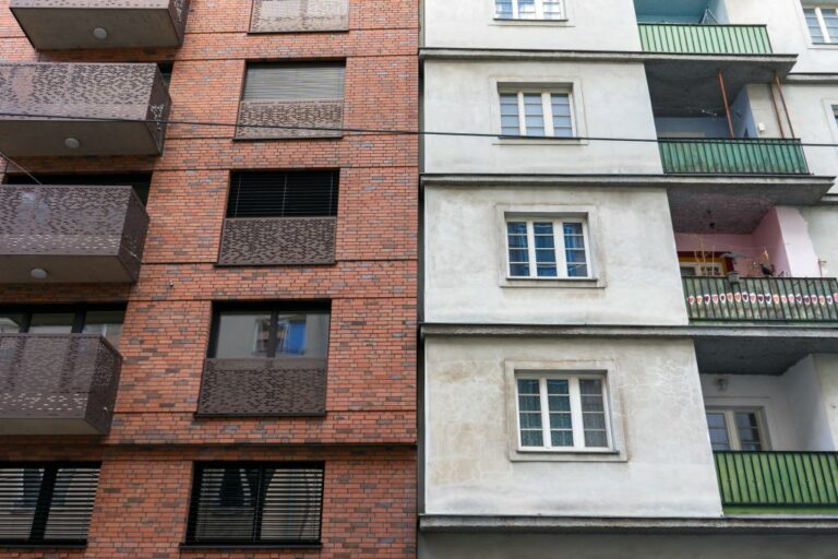 modernes Wohnhaus mit Klinkerfassade neben einem Gemeindebau aus der Zwischenkriegszeit