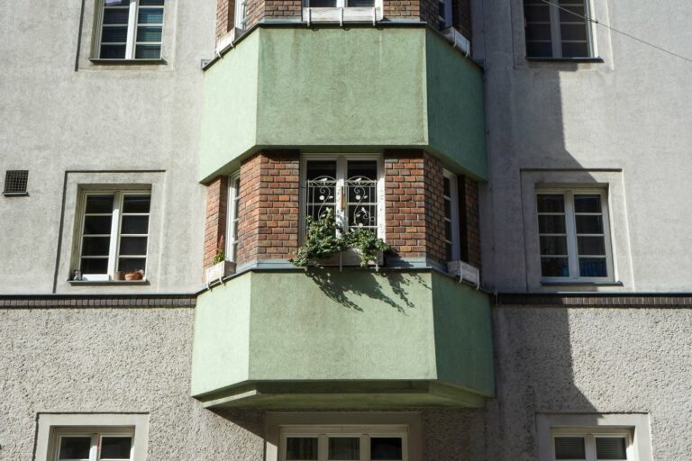 Erker des Gemeindebaus "Anton-Kohl-Hof" in der Rüdengasse in Wien