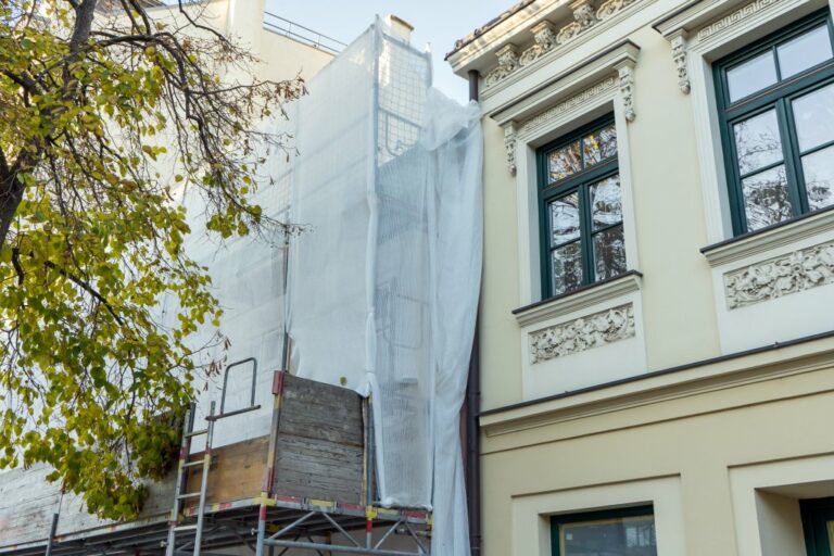 Altbauten in der Schönbrunner Straße in Wien-Meidling, links Baustelle