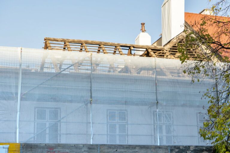 Baustelle in der Schönbrunner Straße, Haus ohne Dachziegel, Gerüst