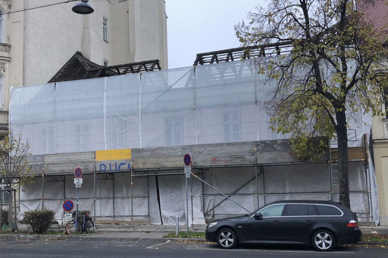 eingerüsteter Altbau mit entferntem Dach in Wien-Meidling, Gerüst