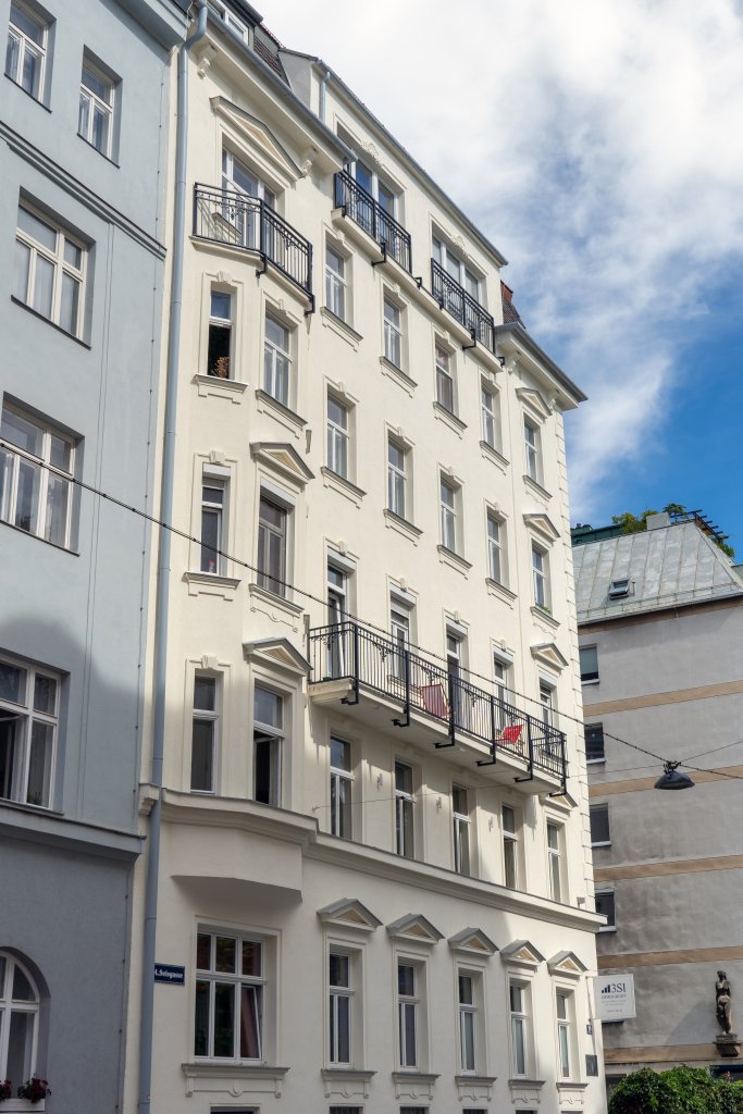 Fassade eines Altbaus in Wien-Wieden nach der Sanierung
