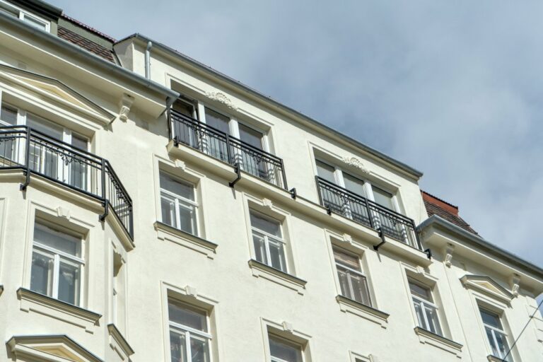 oberste Geschoße und Dach eines Altbaus in Wien-Wieden mit neu angebrachtem Fassadenschmuck