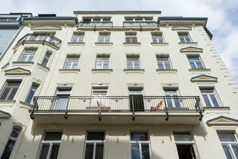 Altbau in Wien-Wieden mit neu angebrachtem Fassadenschmuck, Balkon, Erker