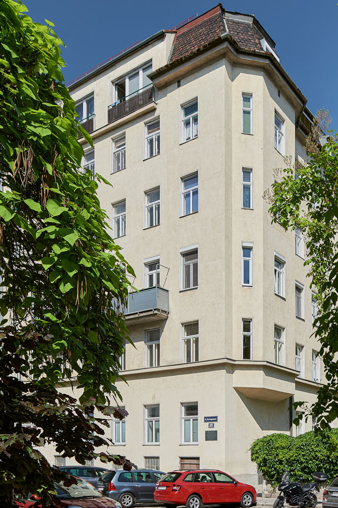 Altbau in Wien mit glatter Fassade, Balkon, Erker, 4. Bezirk