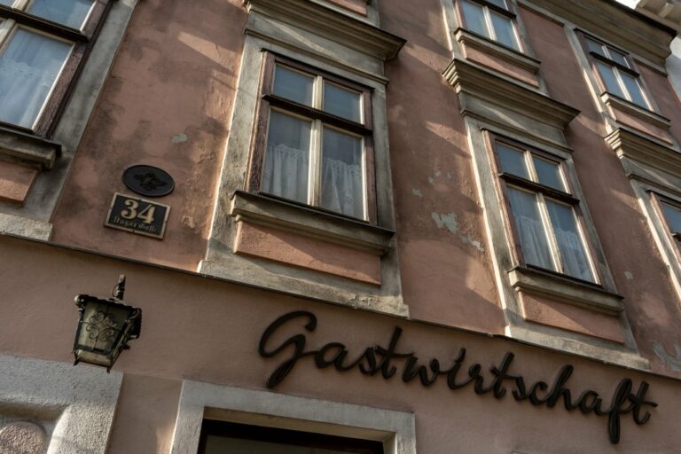 Biedermeierhaus in Wien, Schild "Gastwirtschaft", Lampe, Fenster, Hausnummer, Vorhänge