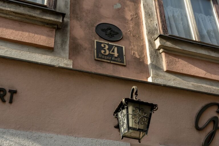 Schild mit Hausnummer am Gebäude Ungargasse 34