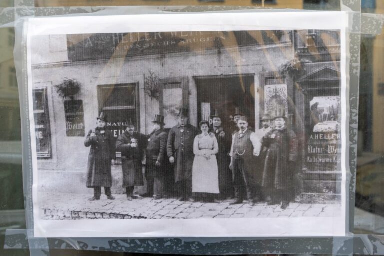 altes Foto von Personen vor dem Gasthaus im Gebäude Ungargasse 34