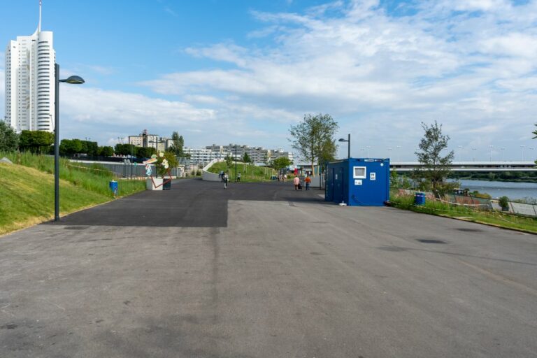 Asphaltfläche, Baucontainer, Hochhaus, Brücke, Donau