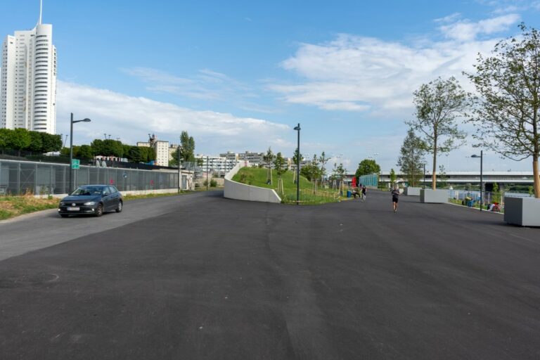 Asphaltfläche, Auto, Hochhaus Neue Donau, Bäume, Brücke, Läufer