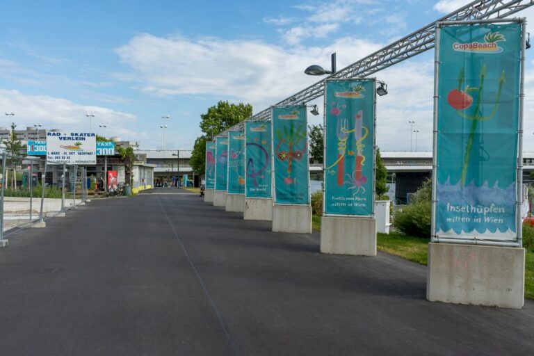 Copa Beach während Bauarbeiten, Plakate, Zaun