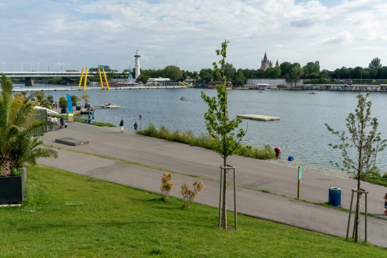 Donau, Bäume, Rasen, Leuchtturm, Brücke, Mexikokirche