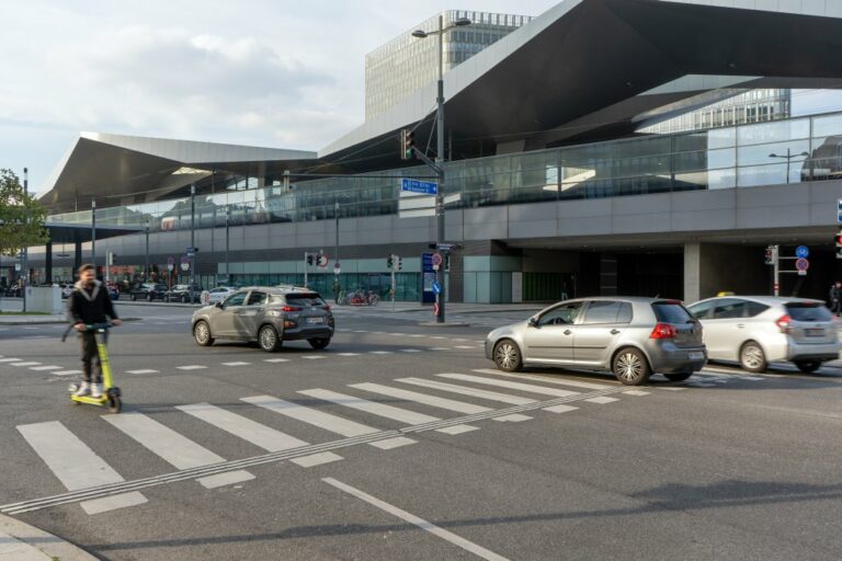 Autoverkehr beim Hauptbahnhof in Wien