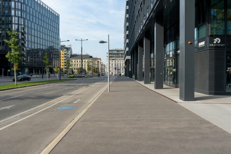 Straße neben dem Wiener Hauptbahnhof mit Blick in die Argentinierstraße