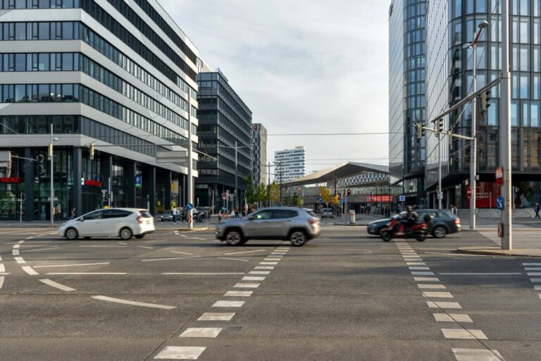 Kreuzung Wiedner Gürtel/Argentinierstraße, Asphalt, Fahrspuren, Bürohäuser, Dach des Hauptbahnhofs