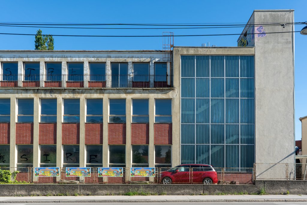 Fabrikgebäude aus der Nachkriegszeit in Wien-Aspern, 22. Bezirk