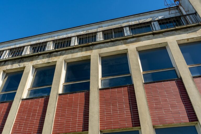 Fassade eines Gebäudes aus der Nachkriegszeit in Aspern, Wien-Donaustadt