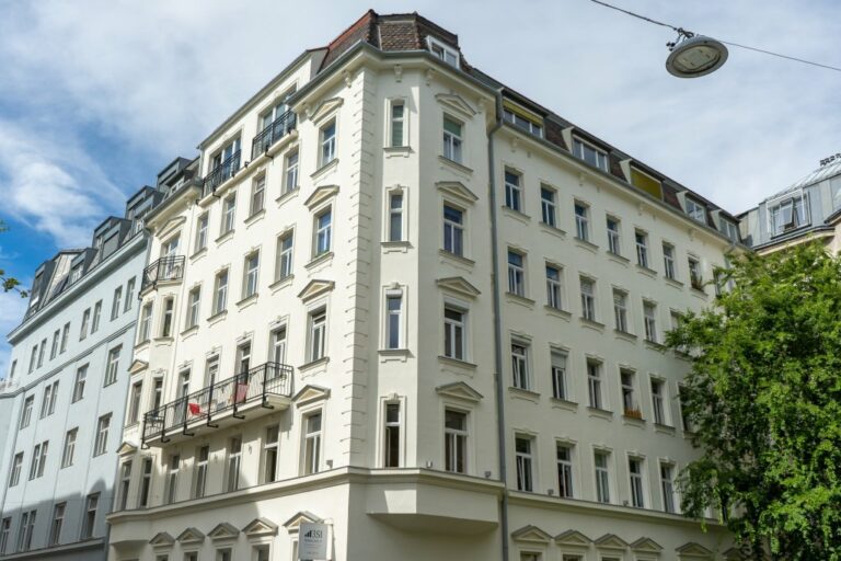 sanierter Altbau in Wien, Eckhaus, beim Drasche-Park, 4. Bezirk