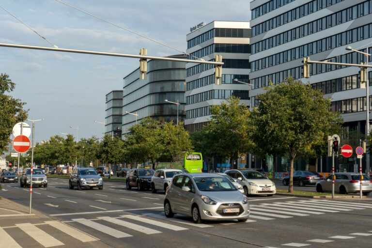 Autos fahren am Wiedner Gürtel, Bäume, Bürohäuser