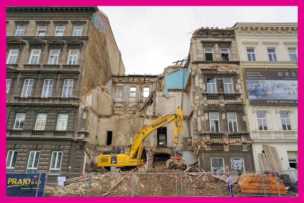 Gründerzeithaus am Gürtel in Wien wird abgerissen, Bagger, Baustelle, Schutt, Bauzaun, historische Gebäude
