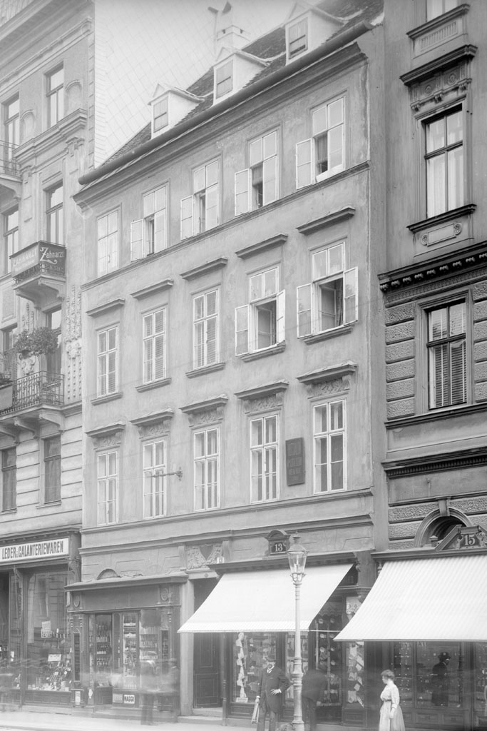 Biedermeierhaus in Wien-Josefstadt, historische Fotoaufnahme