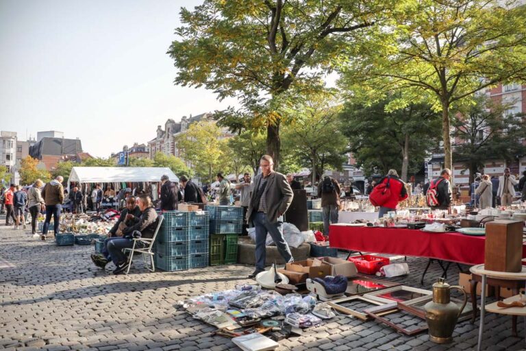 Flohmarkt in Brüssel, Bäume, Menschen