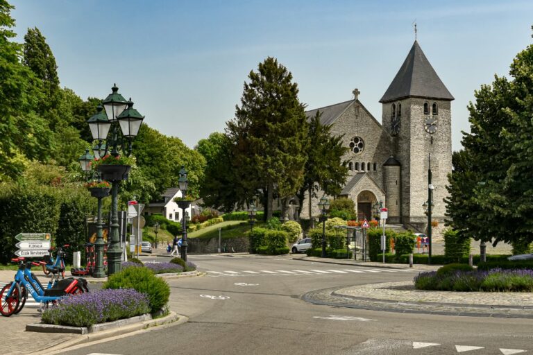 Kirche, Bäume, Kreisverkehr, Fahrräder, Straßenlaternen, Belgien