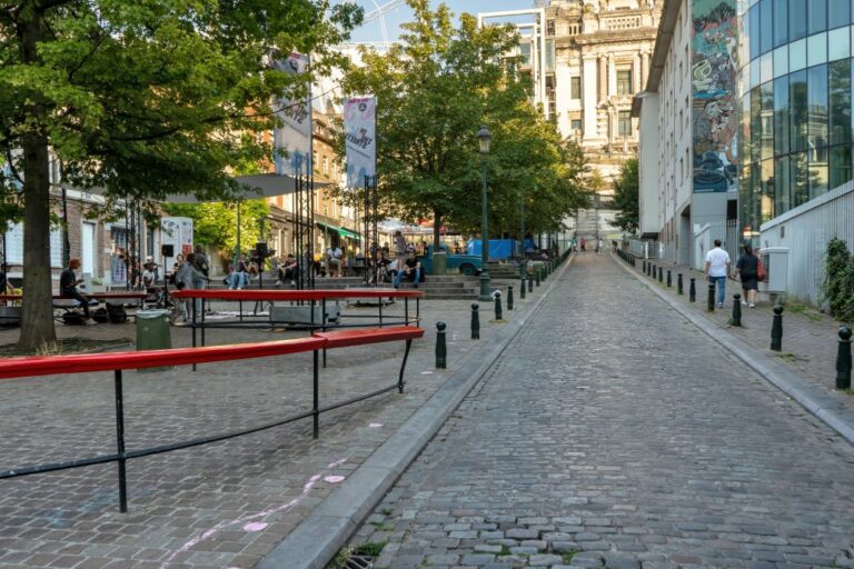 Platz in Brüssel, Bäume, Leute, Pflastersteine, Bühne