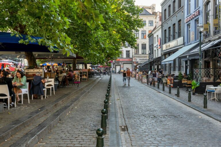 Platz in Brüssel, Gastgärten unter Bäumen, alte Häuser, Spaziergänger