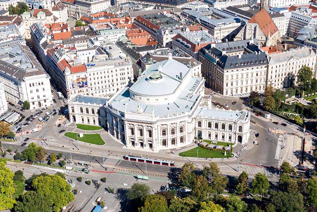 Burgtheater und Umgebung von oben, Ringstraße, Rathauspark, Palais Liechtenstein, Löwelstraße, Volksgarten