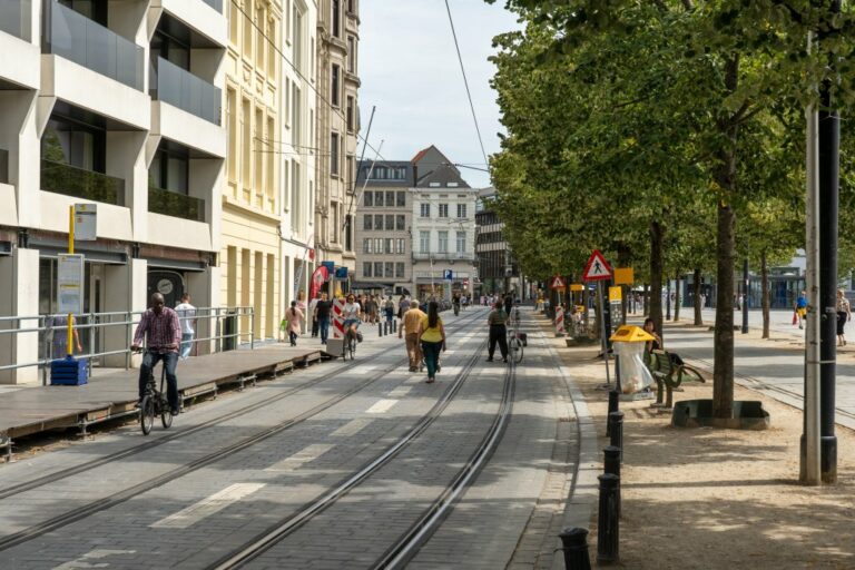 Platz in Gent, Schienen, Radfahrer, Fußgänger, Bäume Gebäude