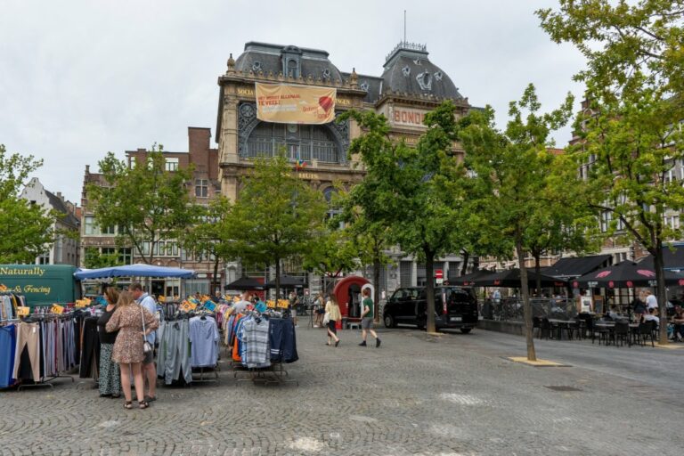 Markt auf einem Platz in Gent, historische Gebäude, Bäume, Leute, Auto, Gastgarten