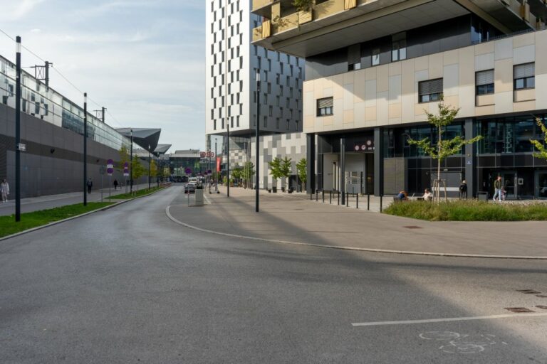 Straße beim Hauptbahnhof, Hotel, Hochhaus