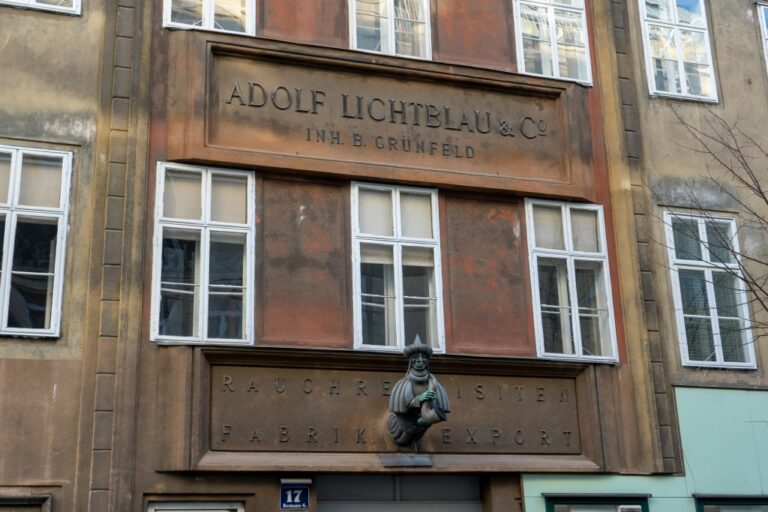 Biedermeierhaus mit ausgebautem Dachgeschoß in Wien-Neubau, "Adolf Lichtblau & Co. Inh. B. Grünfeld", "Rauchrequisiten, Fabrik, Export"
