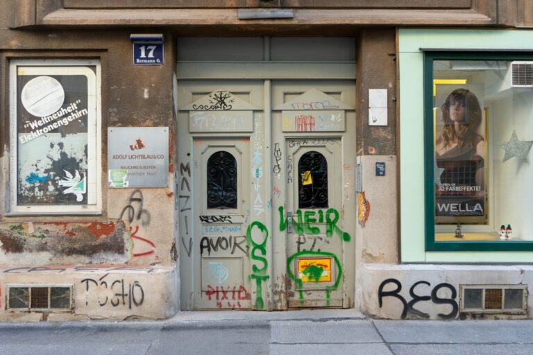 Eingangstür des Biedermeierhauses in der Hermanngasse 17 in 1070 Wien, Graffiti, Geschäft, Schild "Adolf Lichtblau & CO. Rauchrequisiten"