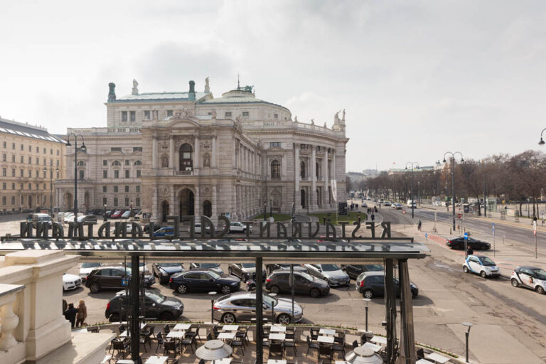 Burgtheater, Ringstraße, Blick vom Gebäude des Café Landtmann, parkende Autos, Asphalt, Straßenlaternen, Bäume