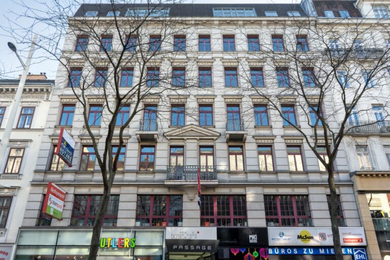 Jahrhundertwendehaus auf der Mariahilfer Straße in Wien mit rekonstruierter Fassade