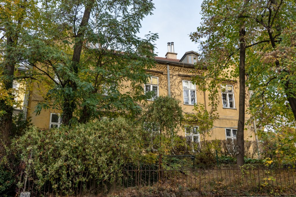 alte Villa hinter Bäumen in Wien
