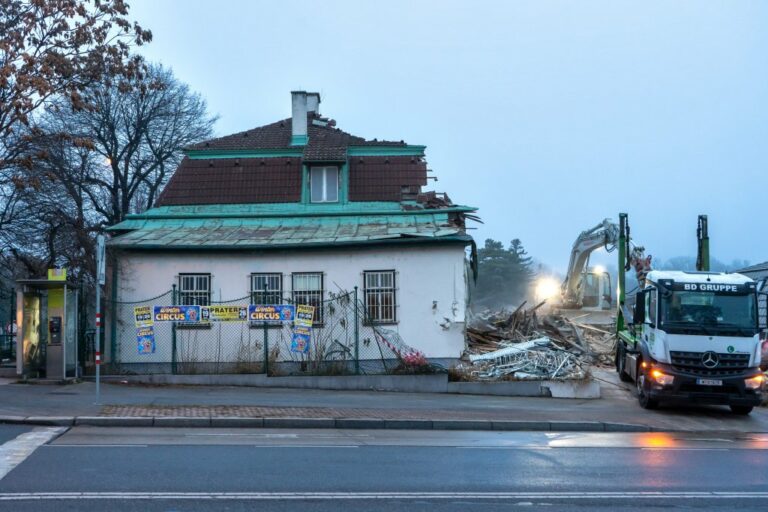 Gebäude beim Prater in Wien wird abgerissen, Bagger, LKW, Bäume