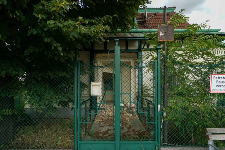 Gartentür und altes Haus im 2. Bezirk, Baum, Sträucher, Baustelle