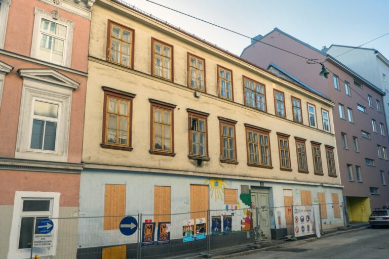 Altbau in Wien, vor dem Abriss, Dach abgedeckt