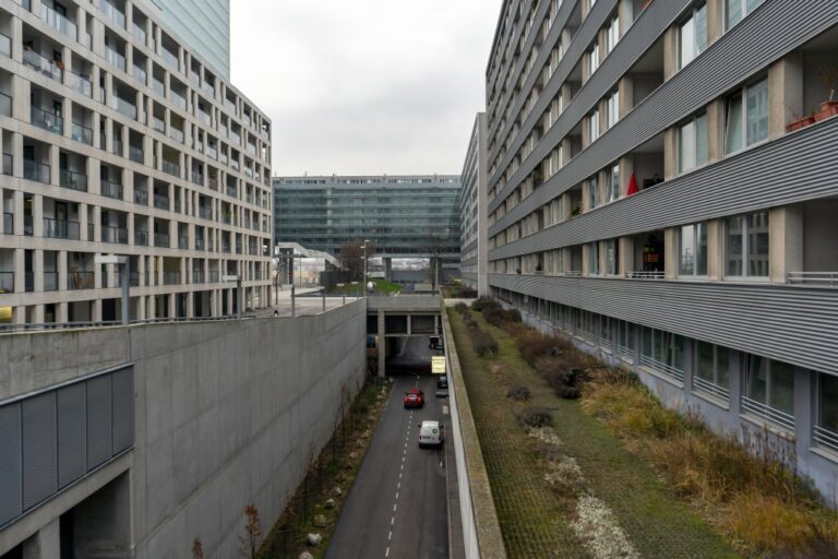 Straße zwischen zwei Gebäuden in der Donau City