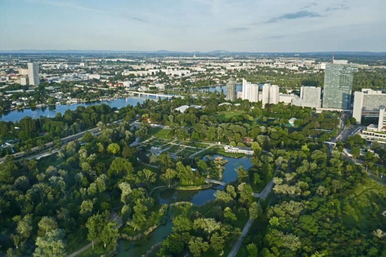 Park in Wien-Donaustadt, Hochhäuser, Bäume, Alte Donau